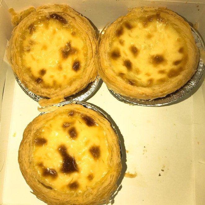 Món bánh tart trứng ở Hà Khẩu ăn cũng rất ngon. Bạn có thể mua bánh trong siêu thị hoặc ở các tiệm bánh. Giá bánh khoảng 10 NDT/ 4 chiếc, tương đương khoảng 9 ngàn đồng/ chiếc.