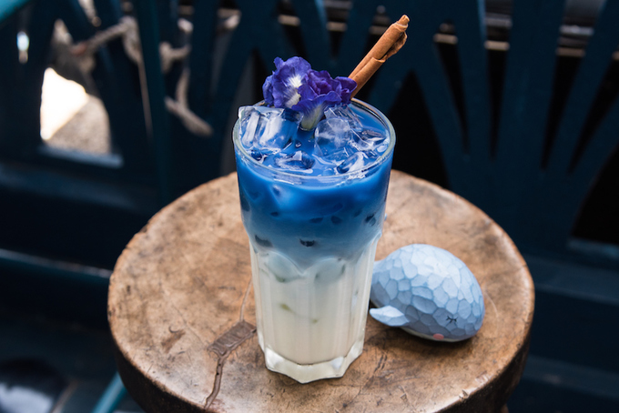 Món "đinh" của quán là latte đậu biếc (butterfly pea latte), khá lạ. Tuy nhiên thưởng thức món này giống như đang uống vani quế vì mùi đậu biếc đã bị hương thơm của thanh quế kèm theo trong ly nước lấn át hết. Một ly latte đậu biếc đá có giá 120 baht (khoảng 78.000 đồng)