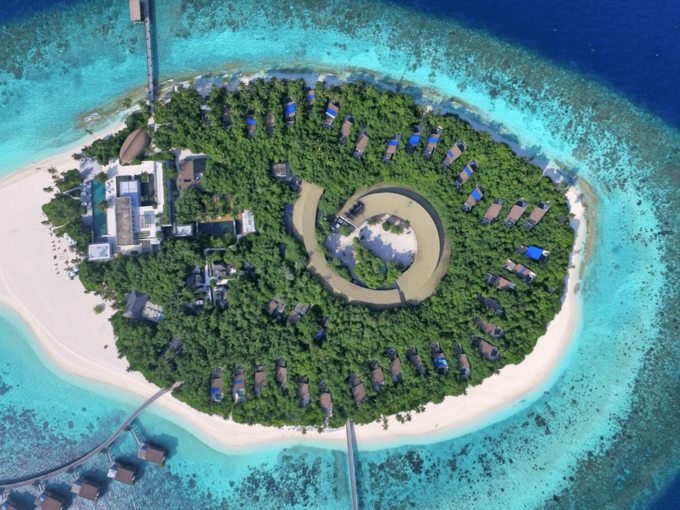 Park Hyatt Maldives Hadahaa là một khách sạn tuyệt đẹp ở Maldives và đây cũng là khu nghỉ dưỡng duy nhất có chứng nhận EarthCheck ở quốc gia này. Để bảo vệ môi trường, nơi đây hạn chế dùng đồ nhựa và thường lưu trữ nước mưa để sử dụng. Ngoài ra, những nhà sinh vật học thường xuyên theo dõi chất lượng nước, để bảo tồn rạn san hô xung quanh. Ảnh: Park Hyatt Maldives Hadahaa.