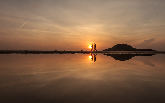 Ngoài ra, du khách có thể chọn Bãi Xếp để thư giãn, vì bãi biển hoang sơ, những rặng đá tự nhiên nổi lên giữa bãi cát khi thủy triều rút. Thưởng thức các món hải sản nướng và lai rai vài chai bia lạnh sẽ mang đến cảm giác thú vị khi bạn thăm làng chài Bãi Xếp.