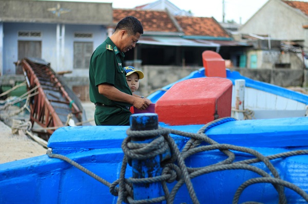 Những cuộc gặp gỡ, biệt li giữa xã đảo và đất liền trở thành một phần tất yếu của người dân xã đảo xa xôi của Nha Trang - Ảnh: Bông Mai