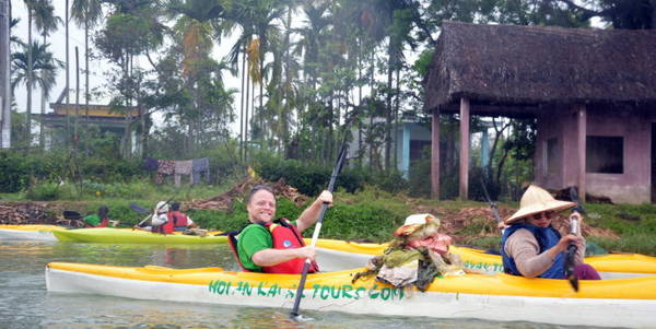 Ông Tây nhặt rác đã có chuyến vớt rác thật sự thú vị và ý nghĩa ở Hội An - Ảnh: Thanh Ba