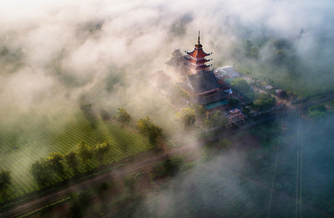 Chùa Bửu Minh nằm ngay cạnh nương chè là điểm du lịch tâm linh nổi tiếng của Tây Nguyên. Anh Phan Nguyên (sống tại Gia Lai) cho biết, những ngày này sương dày đến nỗi hai người chỉ đứng cách nhau vài mét đã không thấy rõ mặt. “Trong cái se lạnh ban mai, hãy thức dậy sớm và thong dong chạy xe đến đồi thông, chùa Bửu Minh để tận hưởng cảm giác như lạc vào tiên cảnh”, anh Phan Nguyên chia sẻ.