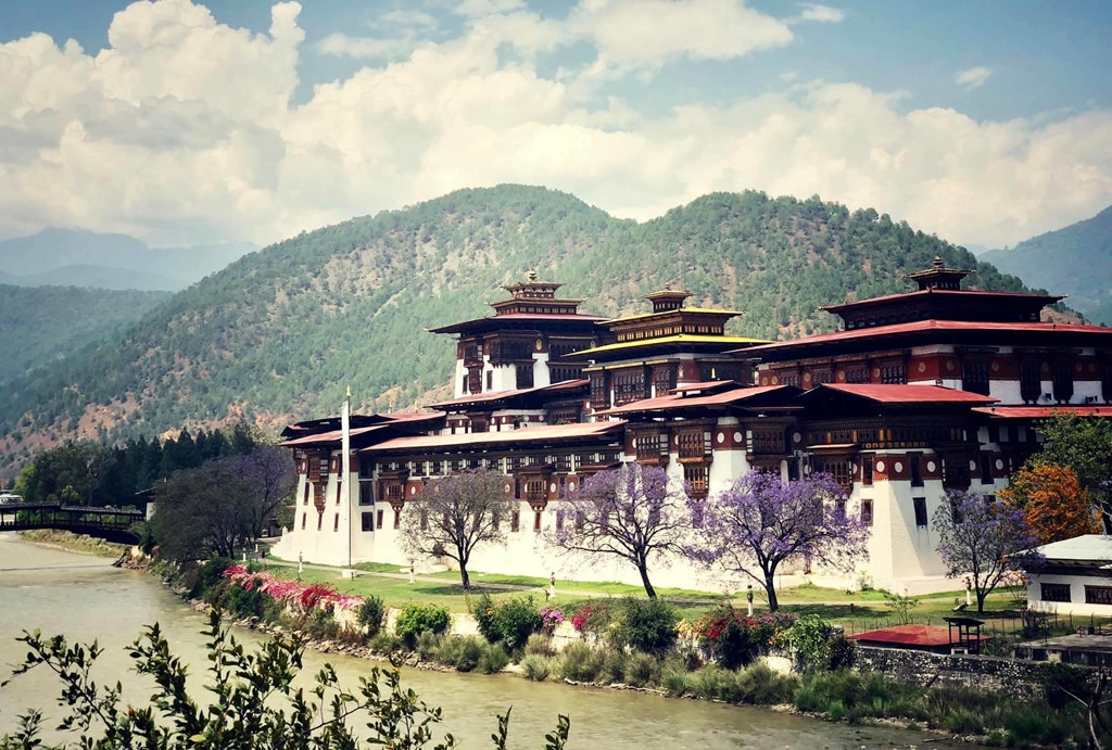 Nằm giữa Trung Quốc và Ấn Độ, vương quốc Bhutan nhỏ bé lọt thỏm trong vùng rừng núi trập trùng của dãy Himalaya. Bhutan nổi tiếng thế giới là quốc gia duy nhất lấy chỉ số Tổng Hạnh phúc Quốc dân (GNH - Gross National Happiness) để quản lý và phát triển đất nước.