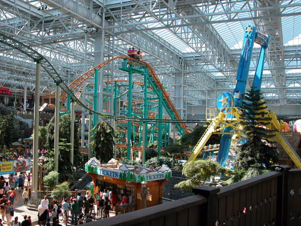 Mall of America, Bloomington, Minnesota: Mall of America mở cửa từ năm 1992 và là trung tâm mua sắm lớn thứ 2 ở Mỹ. Theo trang web của trung tâm, có khoảng 40 triệu người đến đây hàng năm và 1/3 trong số đó là khách du lịch nước ngoài. Nơi đây có hơn 520 cửa hàng thu hút nhiều du khách hơn cả Disneyland, Grand Canyon, và Graceland cộng lại. Ảnh: Will Flavell/Flickr.