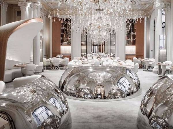  Alain Ducasse au Plaza Athenee, Paris, Pháp 848 USD/2 người; với 5 món Là một trong những nhà hàng đẹp nhất nước Pháp, Alain Ducasse au Plaza Athenee phục vụ đồ ăn đơn giản nhưng khiến thực khách khó quên được hương vị. Nhà hàng nằm trong khách sạn Plaza Athenee - một không gian thanh tao bậc nhất để thưởng thức ẩm thực.