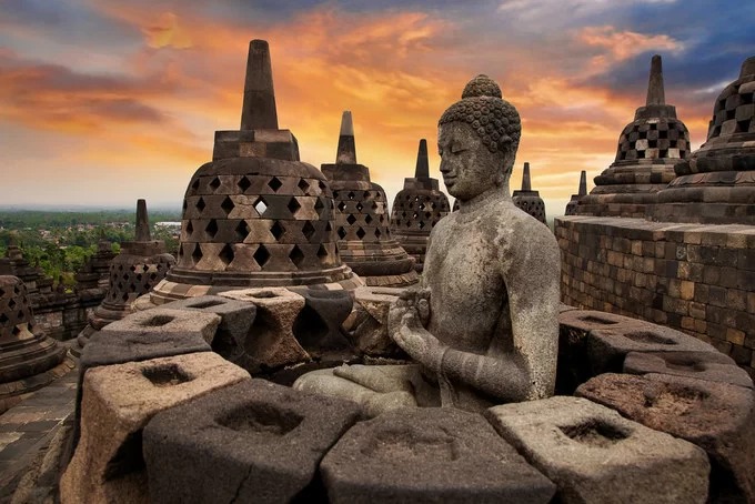 Khu phức hợp đền Borobudur tọa lạc trên đỉnh một quả đồi, giữa vùng đồng bằng phì nhiêu, nổi bật với phông nền là dãy núi Menoreh thuộc miền trung Java, Indonesia. Đền nằm cách thành phố Yogyakarta khoảng 40 km về phía bắc, là khu di tích Phật giáo lớn nhất trên thế giới có niên đại từ thế kỷ thứ 9. Ngôi đền có chín tầng, xếp chồng lên nhau bao gồm 6 vuông, 3 tròn và trên cùng là một mái tròn, tổng chiều cao 42 m, tương đương chiều cao của một tòa nhà 10 tầng hiện đại. Kiến trúc Borobudur được trang trí với 3.000 tác phẩm phù điêu chạm khắc nổi, 72 tháp chuông hình mắt cáo và 504 pho tượng Phật. Tất cả bậc thềm từ tầng 1 đến tầng 9 đều được phủ kín bằng những phù điêu, chạm trổ cầu kỳ mô tả cuộc đời của đức Phật Thích Ca, các bồ tát và anh hùng đã giác ngộ Phật pháp. Bên cạnh đó là những nội dung về thiên đàng và về địa ngục. Ngày nay, Borobudur là công trình kiến trúc thu hút nhiều khách du lịch nhất tại Indonesia. Ảnh: Koemeshi. Tạp chí National Geographic của Hội Địa lý Quốc gia Mỹ, ra mắt lần đầu năm 1888. Hiện tạp chí được lưu hành trên toàn thế giới với gần 40 phiên bản ngôn ngữ khác nhau.