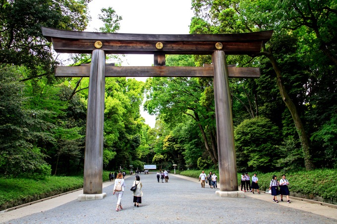 Đền Meiji Jingu, Tokyo Ngôi đền được xây vào năm 1920 tại Shibuya, thủ đô Tokyo. Đây là nơi thờ Thiên Hoàng Minh Trị Meiji Tenno và hoàng thái hậu Shoken Kotaigo. Điểm đặc biệt của đền là cánh cổng Torii, làm từ 2 gỗ bách nguyên khối có tuổi đời 1.700 năm. Khi đi vào hoặc trở ra khỏi cổng, khách tham quan phải cúi đầu một lần. Ảnh: Savy Japan.