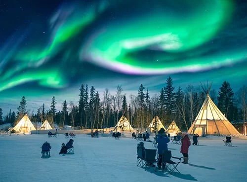 Trong bầu không khí giá buốt của Yellowknife, các dải sáng lung linh sắc màu hấp dẫn các du khách. Ảnh: Shutterstock/Ken Phung.