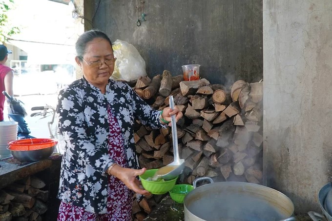 Quán bánh canh cá giò heo của cô Đỗ Ngọc Lan (58 tuổi) là một trong những địa chỉ ẩm thực có tiếng ở thị trấn Tri Tôn, tỉnh An Giang. Chủ quán thường được người dân trong vùng gọi là Năm Hải. Cô Năm Hải cho hay: "Quán mở gần 30 năm và chưa một lần thay đổi địa chỉ".