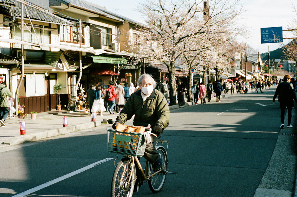 Một cụ ông đạp xe trên phố ở Arashiyama, Kyoto - Ảnh: ĐĂNG TRÌNH