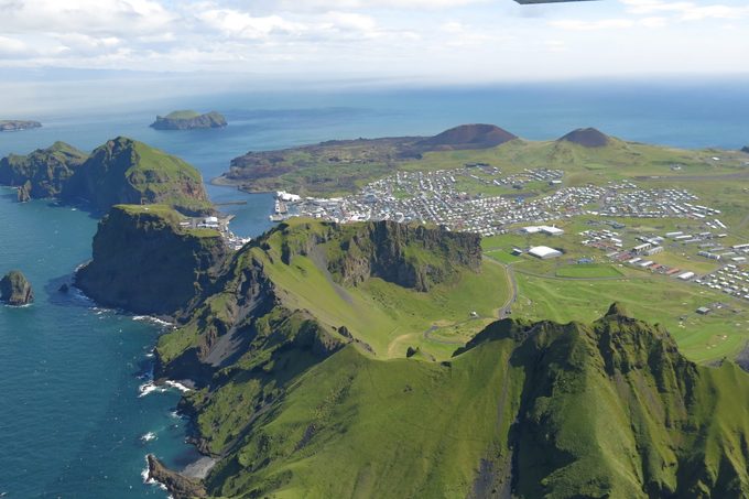 Quần đảo Westman, hay Vestmannaeyjar, là một cụm gồm 15 hòn đảo và khoảng 30 rạn đá ngầm hình thành bởi hoạt động núi lửa dưới đáy biển có diện tích khoảng 16 km2, cách đất liền Iceland 30 phút đi phà. Ảnh: Iceland Times.