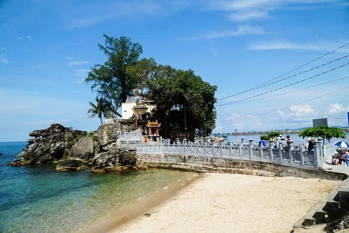 Dinh Cậu là điểm đến tâm linh nổi tiếng nhất ở đảo Phú Quốc. Dinh nằm trên ghềnh đá hướng mặt ra biển, cách thị trấn Dương Đông khoảng 200 mét về phía tây. Theo ghi chép, dinh hiện nay được xây dựng vào năm 1937 và trùng tu vào năm 1997. Để lên dinh, du khách phải bước qua 29 bậc đá.