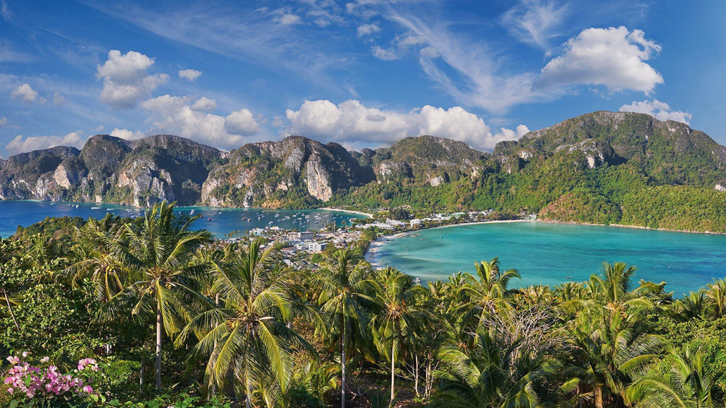 Koh Phi Phi là quần đảo lớn nằm ngoài khơi tỉnh Krabi, được tạo nên từ 6 hòn đào nhỏ, gồm Phi Phi Don, Phi Phi Leh, Mai Phai, Yung, Bida Nok và Bida Noi. Cái tên Koh Phi Phi bắt nguồn từ hình dáng của những hòn đảo. Nếu nhìn từ trên cao xuống, nơi này trông giống như hai chữ P nằm bên nhau. Chính vì thế, người phương Tây đã gọi nơi này bằng tên PP, còn người địa phương đọc lái đi là Phi Phi. Ảnh: Sunrise Divers.