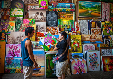 5. Chợ nghệ thuật Sukawati: Khu chợ tồn tại lâu đời nhất ở Bali gắn liền với tên của ngôi làng Sukawati, nơi cư trú của nhiều nghệ sĩ điêu khắc, họa sĩ, vũ công nổi tiếng. Tại đây, bạn hoàn toàn có thể lượm những món đồ mỹ nghệ cực chất với giá siêu rẻ. Ảnh: Senderlifestyle.