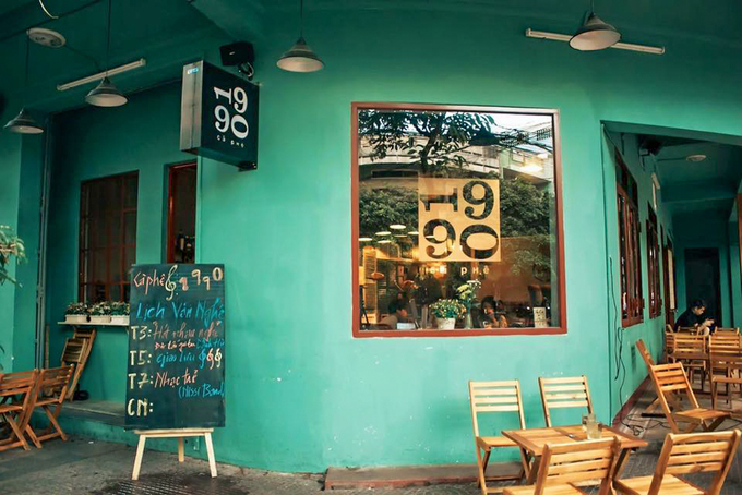 Cà phê 1990 Nếu bạn là người hoài cổ, ưa thích những đồ vật cũ kỹ của Việt Nam thập niên 90, quán cà phê nhỏ trên đường 31/3 là một lựa chọn nên thử. Không gian bên trong được trang trí với tivi đen trắng, loa phát thanh, ấm tích… Thêm một điểm cộng là quán nằm gần bờ biển, chỉ mất khoảng 3 phút đi bộ. Các đồ uống của quán có giá 15.000 – 35.000 đồng. Ảnh: Cà Phê 1990.