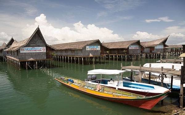 Dragon Inn Floating, Malaysia Khu nghỉ dưỡng Dragon Inn Floating nằm tại làng chài Semporna trên bờ biển phía đông Borneo. Khu nghỉ dưỡng trên biển này sẽ tạo cho du khách cảm giác như ở một vùng thôn quê, có phòng nghỉ với mái vòm và tường bằng tre, trên khu vực biển cạn yên bình.