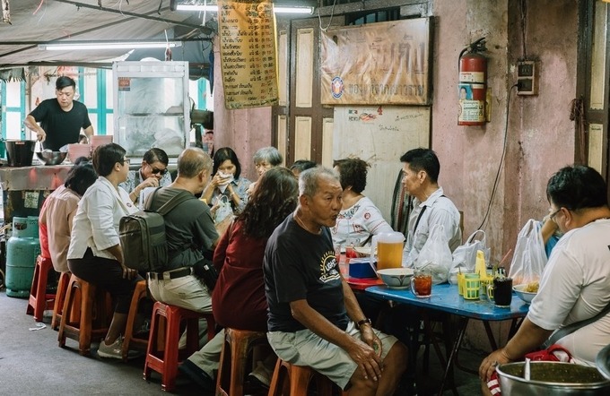 Ba Mee Jub Kang nằm khiêm tốn một góc chợ cũ ở khu phố Tàu, là điểm đến ưa chuộng của dân địa phương. Quán có vẻ tồi tàn, nhưng sau khi được nhiều food blogger giới thiệu trên các diễn đàn du lịch, nó trở nên nổi tiếng và là một trong những tiệm ăn phải ghé khi có dịp khám phá khu người Hoa ở Bangkok.