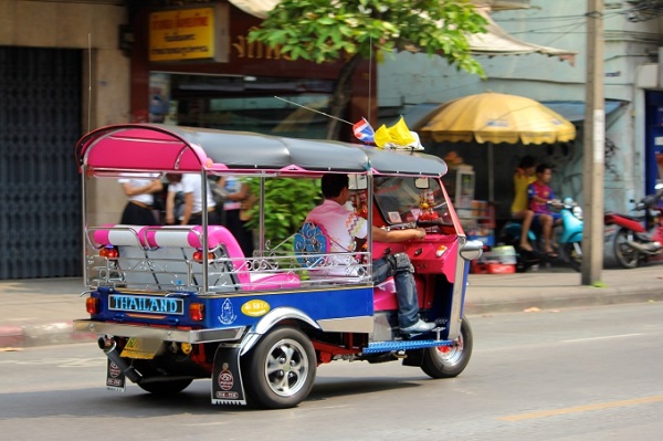 4-dieu-khien-ban-de-bi-tai-xe-lua-khi-du-lich-bangkok-ivivu-1