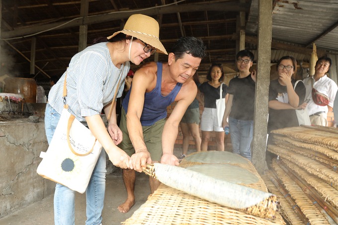 Làng nghề truyền thống Điểm dừng chân tiếp theo của hành trình sẽ là những làng nghề truyền thống của người dân địa phương. Bạn có thể tìm hiểu nghề làm hủ tiếu truyền thống của các hộ dân sống ở khu An Bình, quận Cái Răng. Bạn cũng có thể trải nghiệm đổ bánh và mua hủ tiếu về làm quà.