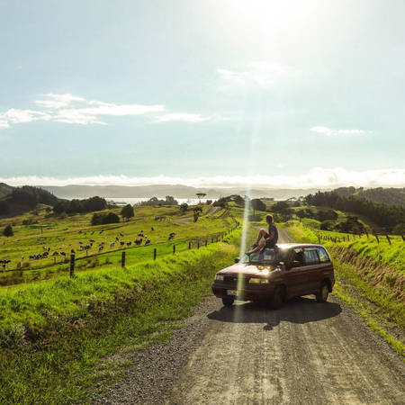 Jacob Laukaitis cho biết anh đi máy bay đến Auckland, sau đó mua một chiếc Mazda đời 1996 và bắt đầu lái xe khám phá New Zealand