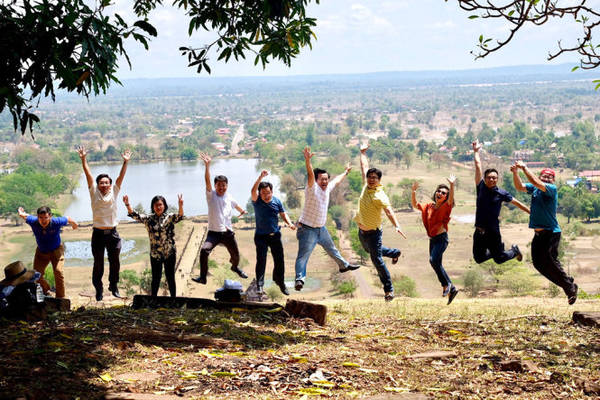 Bay lên nào trên khu vực đền Wat Phou