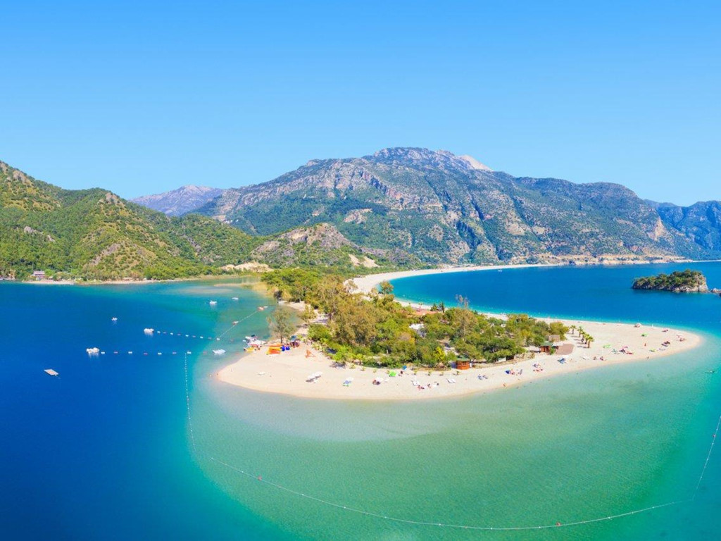 Thổ Nhĩ Kỳ: Aegean, khu vực ven biển của Thổ Nhĩ Kỳ, nổi tiếng với biển xanh biếc, những bãi cát bí mật, quán bar và club dành riêng cho khách hàng hạng sang muốn tìm kiếm trải nghiệm khác biệt. Ảnh: Busines Insider.