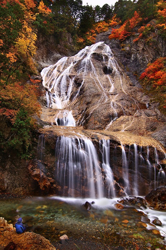 Những thác nước đẹp du khách nhất định phải dừng ngắm trên cung đường Hakusan Shirakawa-go là thác Shiritaka với 3 tầng, thác Fukube và thác Ubagataki (ảnh). Với vô số dòng nước nhỏ rơi xuống mặt đá trơn nhẵn trông như mái tóc trắng của một bà cụ, thác Ubagataki có nghĩa là thác lão bà. Ubagataki nằm trong “100 thác đẹp nhất Nhật Bản” và có riêng một không gian tắm ngoài trời cho du khách. Ảnh: 1Zoom.