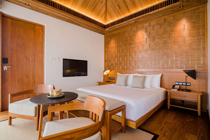 Các phòng nghỉ tại đây đều được thiết kế giống nhau, với hướng nhìn ra vườn, hồ hoặc sông. Trang trí của phòng ngủ có sự kết hợp hài hoà giữa phong cách truyền thống và hiện đại. Màu nâu trầm của gỗ được sử dụng tạo cảm giác ấm cúng. Với gói “Chăm sóc sức khỏe bên dòng Mekong” giá hơn 18 triệu đồng, bạn sẽ có 2 đêm lưu trú tại Garden Room (phòng hướng vườn), bữa sáng hàng ngày dành cho 2 người, một bữa ăn 3 món, một liệu trình spa, xe đưa đón sân bay 2 chiều.