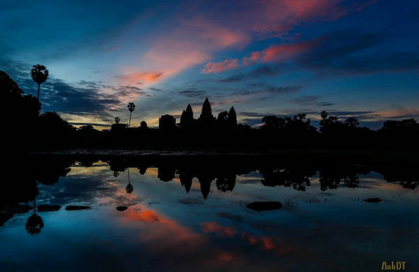 Đền Angkor Wat được xây dựng vào thế kỷ 11 bởi vua Suryavarman II. Ban đầu, ngôi đền được xây dựng dành cho những người theo đạo Hindu, nhưng khi Vương triều Khmer theo Phật giáo thì ngôi đền Angkor Wat trở thành nơi thờ cúng của các Phật tử.