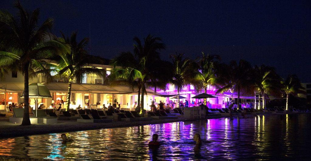 2. Tiệc tùng nhộn nhịp: Cuộc sống ở Curacao trở nên sôi động hơn về đêm với các lễ hội âm nhạc, quán bar có DJ và nhạc sống. Dành một đêm để hòa mình vào không khí sôi động nơi đây sẽ giúp bạn giải tỏa những căng thẳng, mệt mỏi.