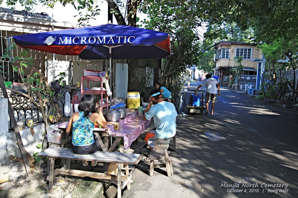 Nghĩa trang này giờ trở thành một điểm du lịch hút khách nhất tại Manila. Bạn sẽ mất khoảng 200 peso (khoảng 10 USD) cho một tour du lịch kèm hướng dẫn viên. Du khách thích mạo hiểm có thể thuê xe đạp hoặc tự đi bộ thăm thú "tư gia" của những người chết. Ảnh: Bong Bajo.
