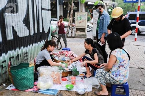 Xôi xéo Hàng Bài Gánh xôi sáng đã quen thuộc với người dân khu Hàng Bài hơn 20 năm qua. Nằm ở góc ngã tư Hàng Bài - Lý Thường Kiệt, gánh xôi của chị Mây gồm hai thúng lớn, một chiếc làn với vài túi đựng hàng. Khách hàng mua ăn kịp giờ đi học, đi làm, đông nhất vào tầm 7h. Ảnh: ttol.