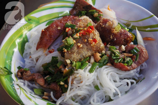 Bún thịt nướng.