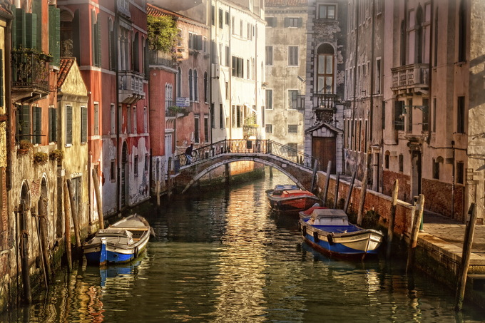 Thành phố Venice, Italy Vào mùa thu, Venice trở nên quyến rũ hơn với những chiều hoàng hôn lấp lánh và sương mù bao phủ. Đặc biệt, đây cũng là thời gian thành phố vắng hơn. Du khách có thể đi bộ qua những con hẻm đá, tham quan bảo tàng và khám phá khung cảnh cổ điển của Venice. Ảnh: Miriadna.