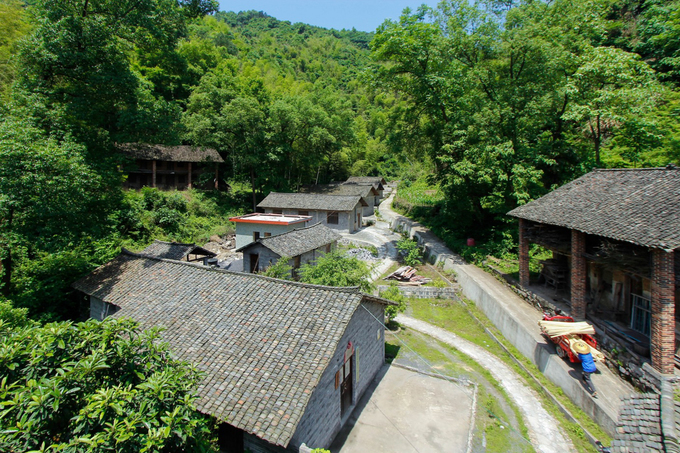 Làng Taolin ở tỉnh Hồ Nam, Trung Quốc là nơi lưu truyền nghề làm giấy thủ công từ cây tre đã hơn 1.300 năm. Một thời làng từng là trung tâm sản xuất giấy nổi tiếng ở miền trung và nam Trung Quốc trước khi bị cạnh tranh bởi những loại giấy sản xuất công nghiệp.