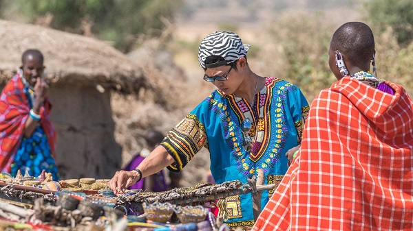 Du khách mê mẩn lựa chọn trang sức truyền thống làm bằng tay của các phụ nữ Maasai