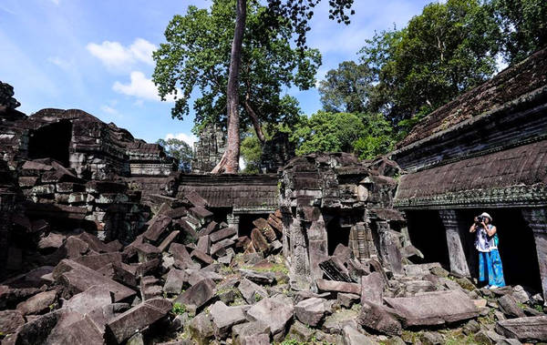 Ngôi đền nằm cách xa trung tâm, nằm ở phía đông bắc của Angkor Thom nên du khách ít khi đến tham quan vì quá xa.