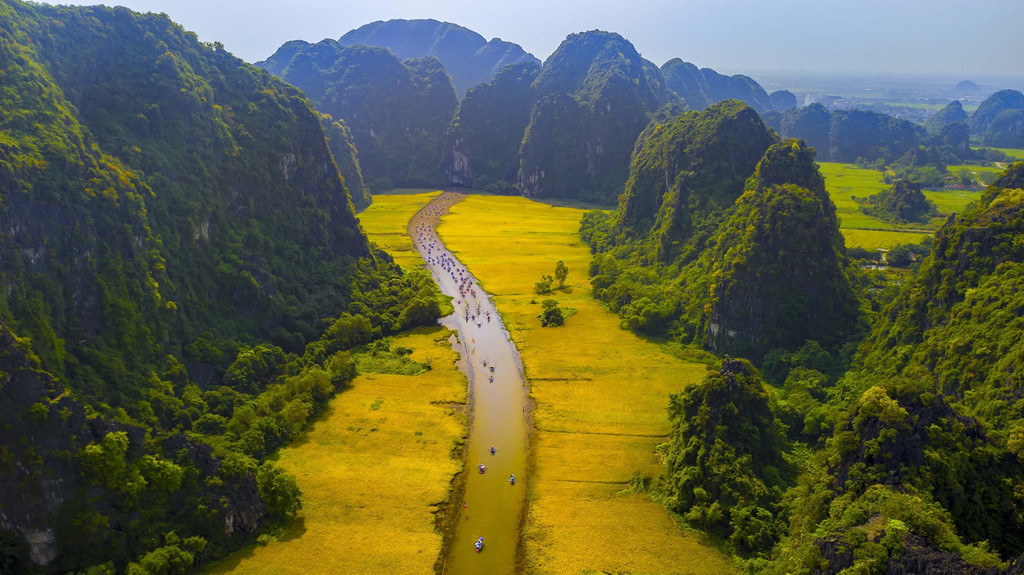 Phải đến đây, bạn mới vỡ lẽ vì sao vùng đất này lại được mệnh danh là "vịnh Hạ Long trên cạn" hay "Nam thiên đệ nhị động". Nhìn từ trên cao, Tam Cốc - Bích Động đẹp như một bức tranh vẽ với sự hài hòa giữa đường nét, bố cục, màu sắc của núi, sông và những cánh đồng.