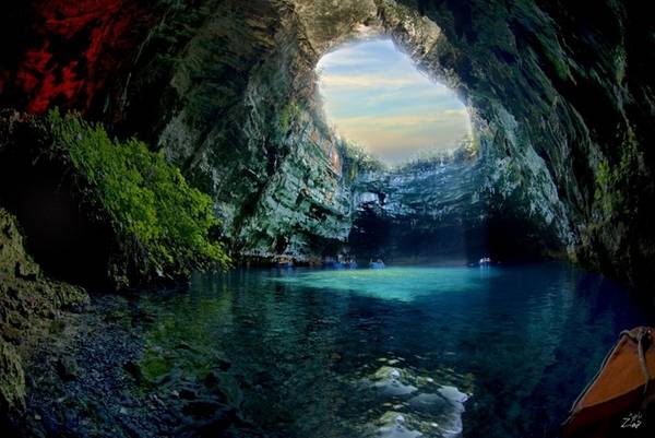 Động Melissani, Hy Lạp Theo truyền thuyết Hy Lạp, động Melissani từng là nơi ở của các nữ thần quyến rũ các thủy thủ bằng vẻ đẹp của họ. Nhưng ngày nay, nơi đây không bắt buộc ai phải ghé chân, hầu hết du khách đều tự nguyện muốn khám phá vẻ đẹp kinh ngạc của hồ nước xanh như ngọc trong hang.