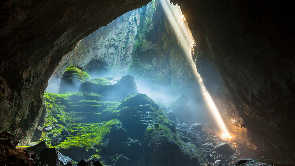 Thám hiểm hang động lớn nhất thế giới: Sơn Đoòng là hang động lớn nhất thế giới, với khu vực lớn nhất đủ cao để chứa một tòa cao ốc 40 tầng. Với tour thám hiểm của Oxalis, du khách sẽ được khám phá thế giới kỳ ảo trong hang, từ những tháp thạch nhũ khổng lồ, tới sông ngầm, tường đá và thậm chí cả khu rừng tại các hố sụt trong hang.