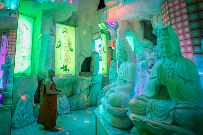 Nhà địa tâm linh của chùa đặt những bức tượng Phật Bồ Tát với hệ thống đèn màu sặc sỡ, tạo cảm giác huyền bí.