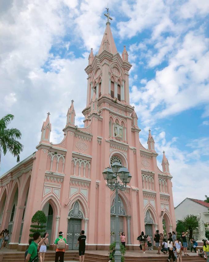 Nhà thờ có kiến trúc Gothic với những đường nét cao vút, các vòm cửa hình quả trám, khung kính mô tả lại những sự kiện tiêu biểu trong Kinh thánh. Nơi đây được nhiều du khách nước ngoài ghé thăm và check-in khi đến Đà Nẵng. Ảnh: @lanabek_88.
