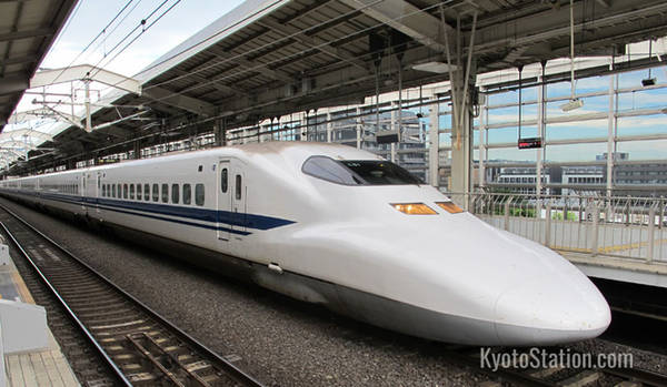 Shinkansen là hệ thống đường sắt cao tốc do 4 tập đoàn đường sắt của Nhật Bản điều hành. Đoạn đường sắt cao tốc đầu tiên được khánh thành vào ngày 1/10/1964 và vận tốc lúc đó đạt 210 km/h. Trải qua hơn nửa thế kỷ, mạng lưới đường sắt này đang phát triển mạnh mẽ, nối liền các thành phố lớn ở Nhật Bản trên các đảo Honshu và Kyushu.