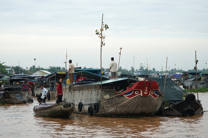 Cần Thơ là một trong những điểm dừng chân hấp dẫn du khách nhất ở đồng bằng sông Cửu Long. Xứ Tây Đô hiện có sân bay, nhiều tuyến xe buýt từ các thành phố nên rất thuận tiện cho du khách tìm đến. Chợ nổi Cái Răng: Thời điểm thăm chợ lý tưởng nhất là khi trời chưa sáng. Ngày nay, chợ không còn đông ghe thuyền mua bán tấp nập như trước, nhưng những người lần đầu tiên ghé thăm vẫn cảm thấy khác biệt. Du khách có thể hỏi thuê thuyền tại bến Ninh Kiều hoặc điểm lưu trú. Giá trung bình 100.000 đồng một người.