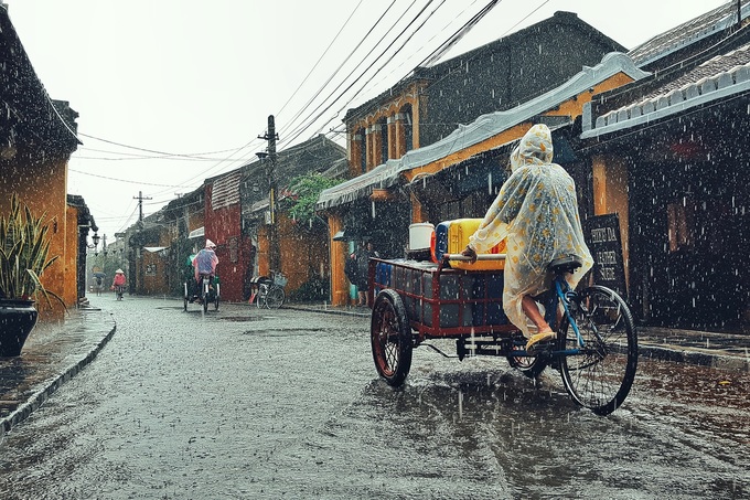 Mùa mưa, Hội An vắng khách hơn. Tuy nhiên không ít người vẫn tìm đến đây để có góc nhìn khác về thành phố du lịch nổi tiếng của miền Trung.