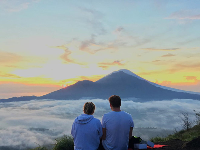 1. Đỉnh Batur: Người ta nói muốn gặp được nữ thần mặt trời, hãy lên đỉnh Batur. Đây là ngon núi lửa đang “say ngủ”, cao 1.700 m so với mực nước biển, nằm yên bình dưới vùng trời phía Bắc đảo Bali. Đỉnh Batur thu hút rất đông du khách tới leo núi mỗi năm. Ảnh: Wandernesia, Nicehike.