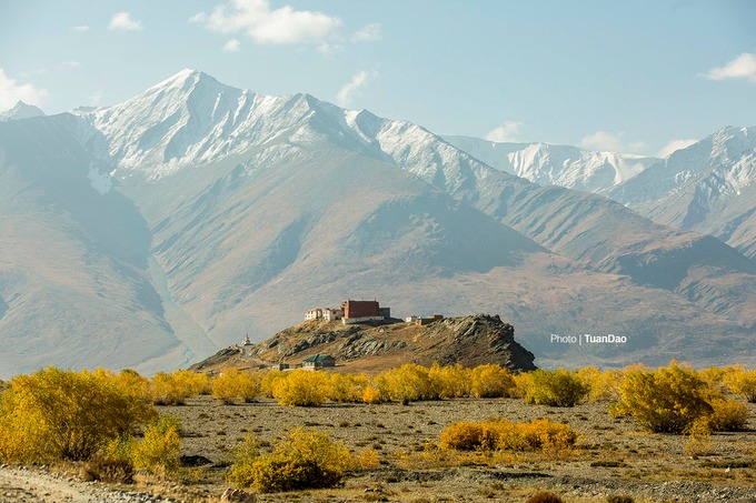 Điểm xuyết dưới núi tuyết là một tu viện cổ kính nằm lẻ loi. Ladakh là một trong những khu vực dân cư thưa thớt nhất ở Ấn Độ và văn hóa, lịch sử của nó có liên quan chặt chẽ với Tây Tạng.