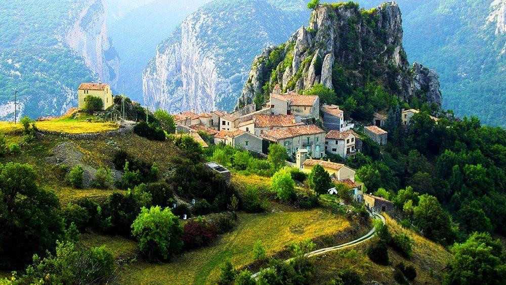 4. Rougon, Pháp: Rougon là một ngôi làng biệt lập, nằm trên cao nguyên của hẻm núi Verdon, thuộc vùng Alpes-de-Haute-Provence ở độ cao 1.900 m. Ngôi làng là một điểm đến yêu thích của những người đam mê khám phá, du lịch hành hương tới Nhà nguyện St Christopher, đi bộ đường dài hay chiêm ngưỡng bầy kền kền núi trên các vách đá.