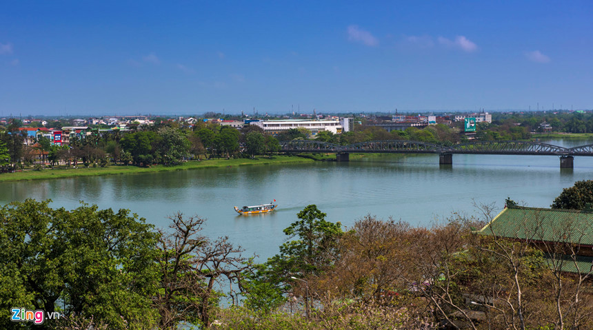 Dòng Hương với nắng vàng trải lên hai bên bờ sông.